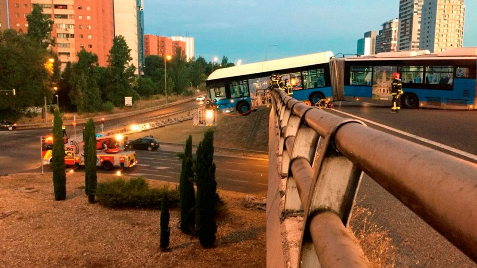 Un autobús lanzadera del Mad Cool sin pasajeros queda suspendido de un puente