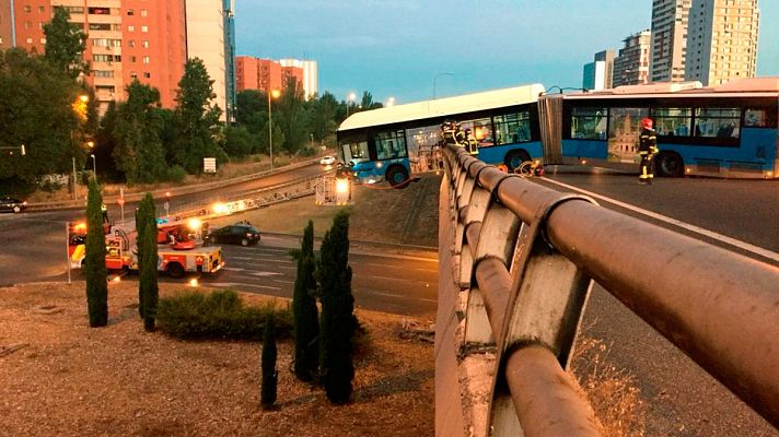 Informativo 24h - Un autobús lanzadera del Mad Cool sin pasajeros queda suspendido de un puente