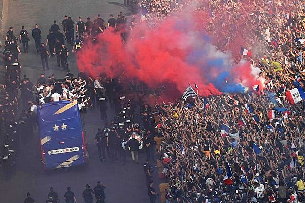 Telediario 1 - Baño de masas de los "bleus" en París