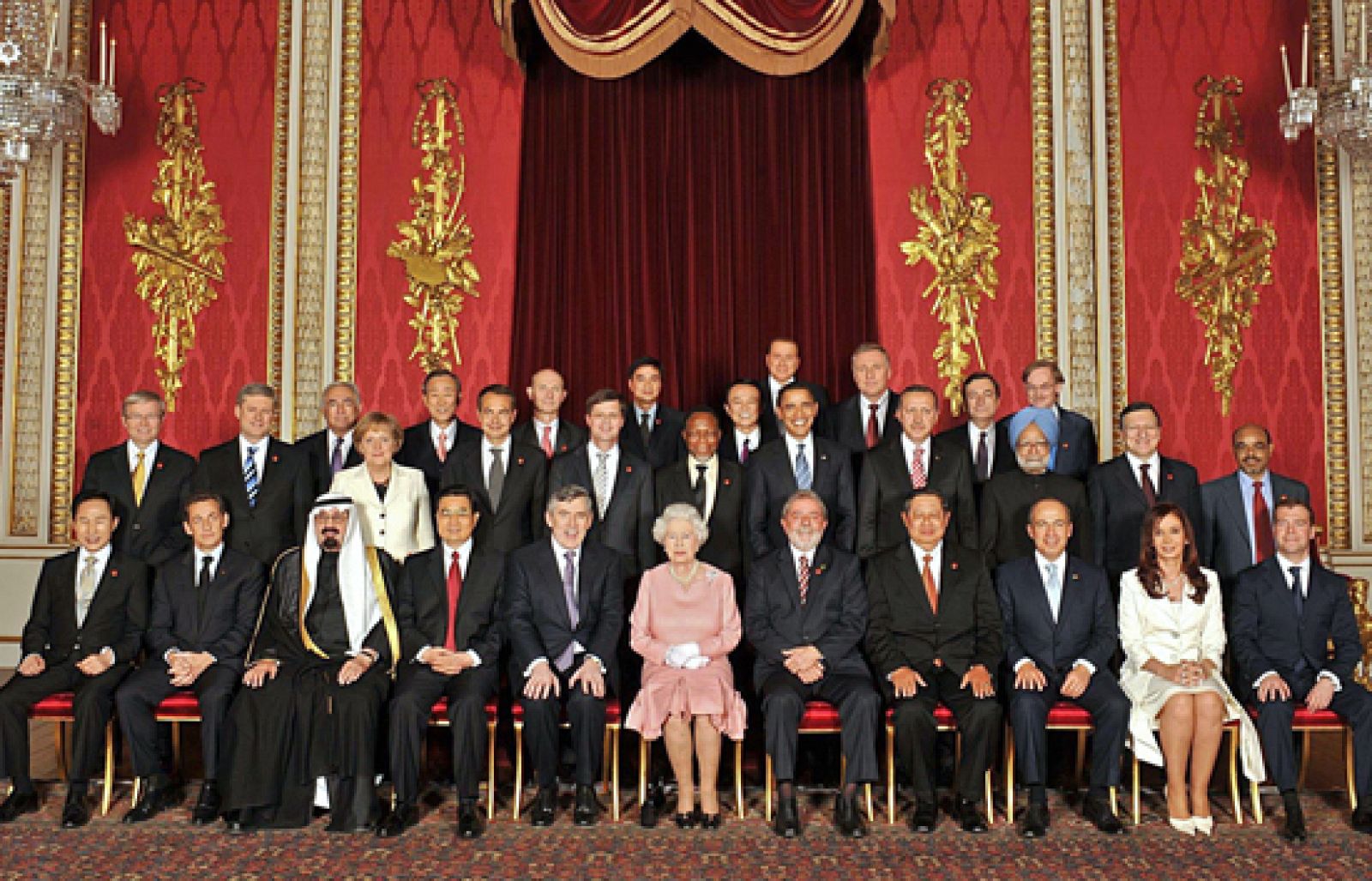 La reina Isabel II riñe a Berlusconi