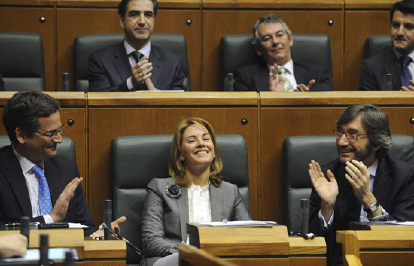 Arantza Quiroga se ha convertido en la primera presidenta del PP del Parlamento Vasco de la historia tras ser elegida por mayoría absoluta con los votos del PSE y el PP.