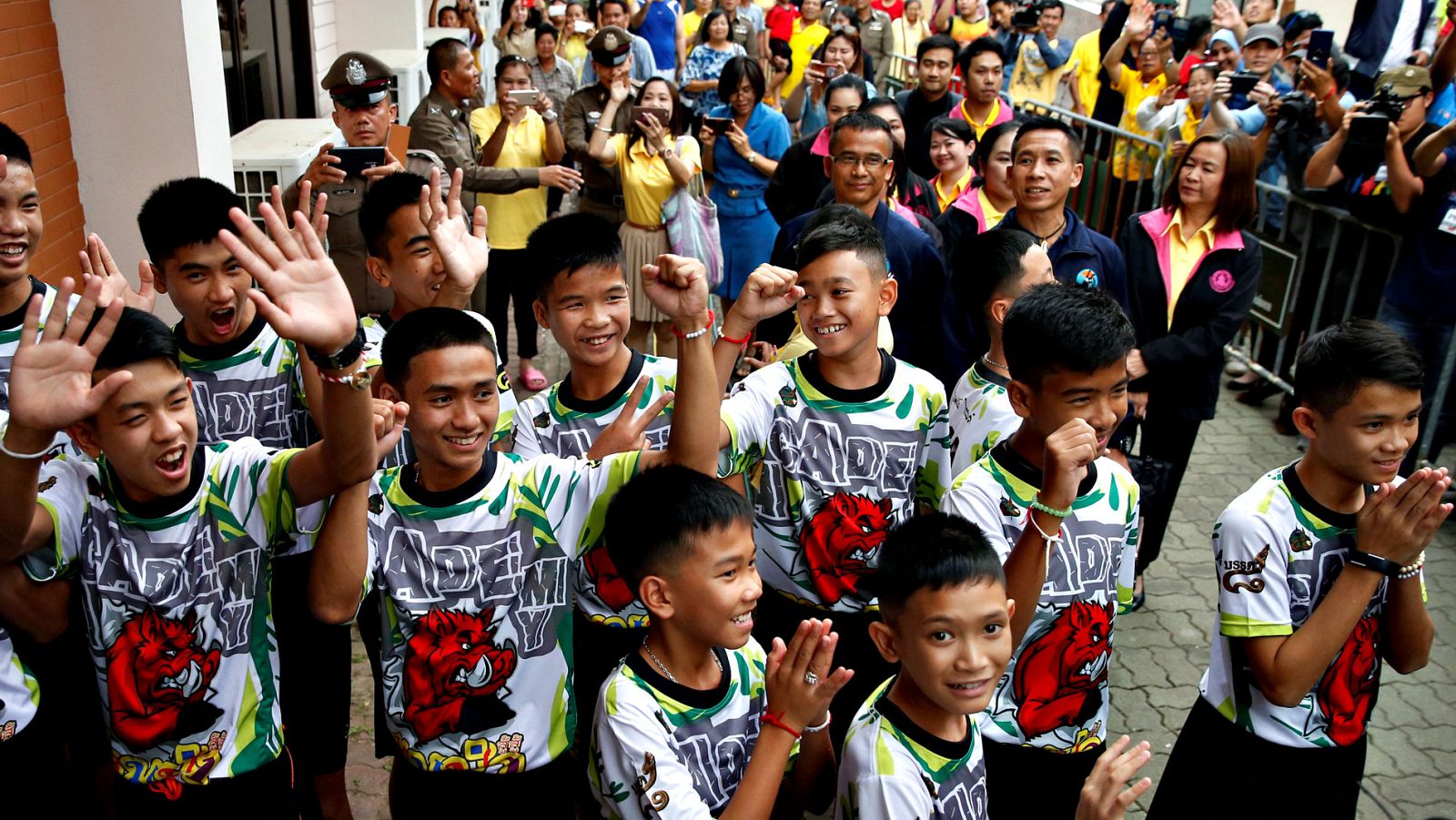 Los niños rescatados en Tailandia vuelven a casa