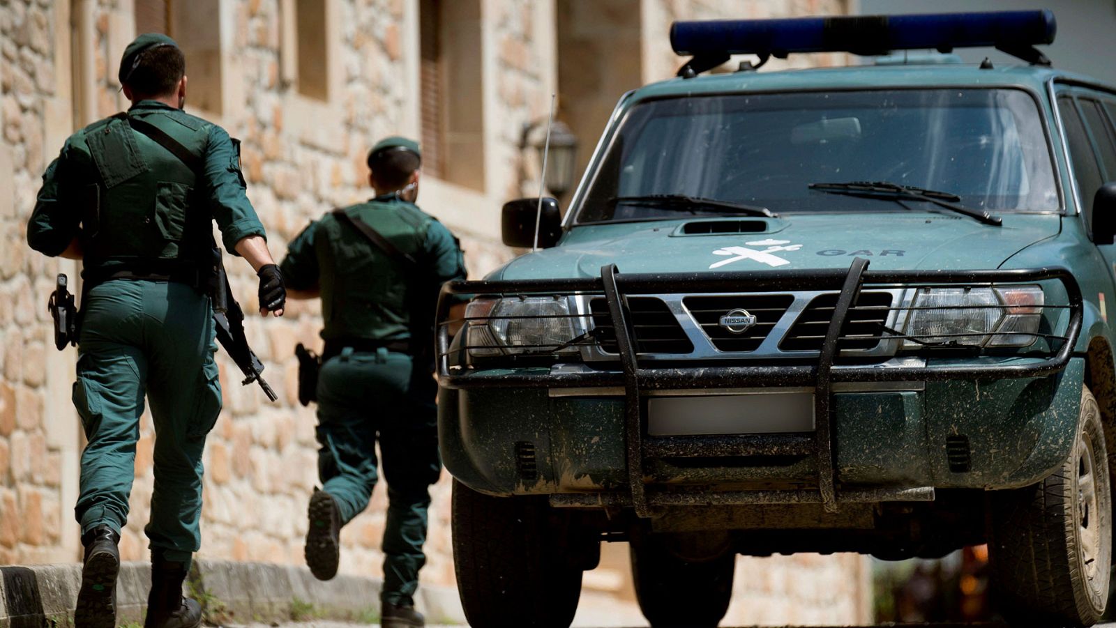 La Guardia Civil busca al hombre huido tras atrincherarse en un pueblo de Cantabria y disparar a un agente