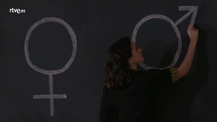 La otra mirada - Manuela ofrece su primera clase sobre feminidad