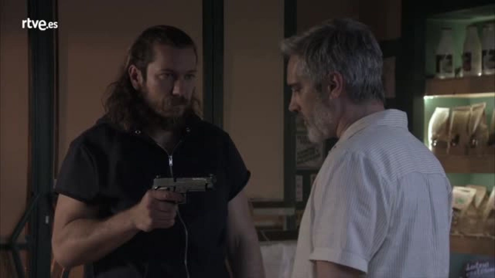 Servir y proteger - Jesús se defiende del ataque de Petrovic | Ver