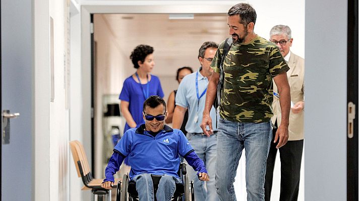 Telediario 1 - Pedro Cavadas reconstruye la columna a un joven