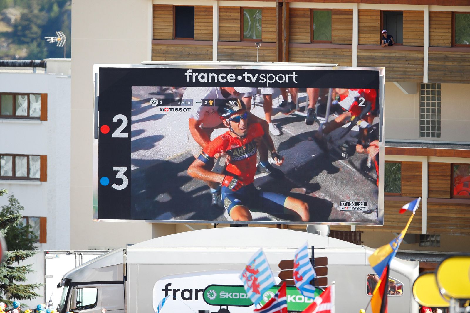 Un aficionado, responsable de la caída y posterior abandono de Nibali del Tour | Ver