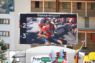 Un aficionado, responsable de la ca�da y posterior abandono de Nibali del Tour | Ver