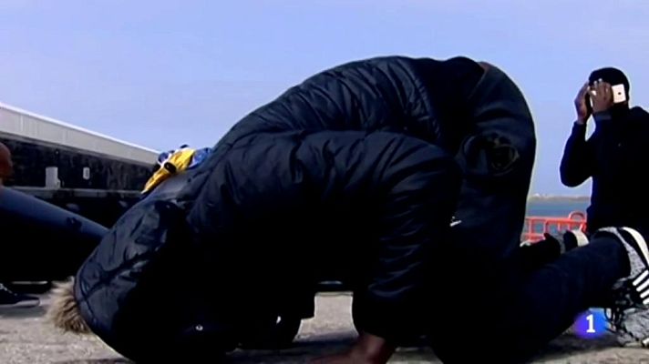 Telediario 1 - Salvamento Marítimo ha rescatado solo en el día de hoy a mas de 310 personas en aguas del Mar Mediterráneo