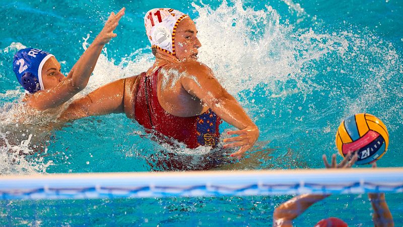 La selección española femenina de waterpolo derrotó a Rusia con una gran Maica García y ha pasado a cuartos como primera de grupo. Espera Francia.