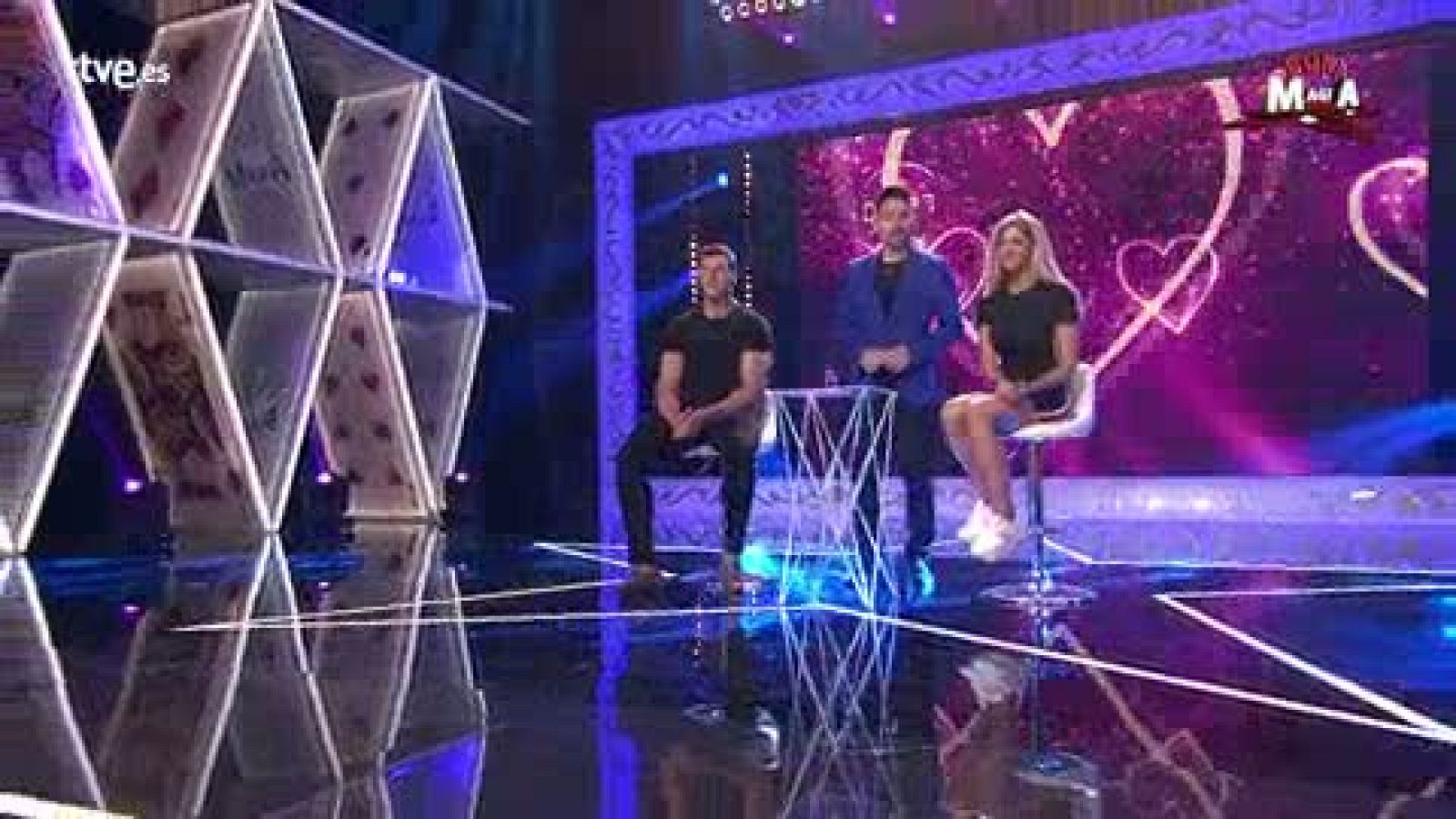 Dario Proximity intenta prometer con un anillo a estas dos personas del público