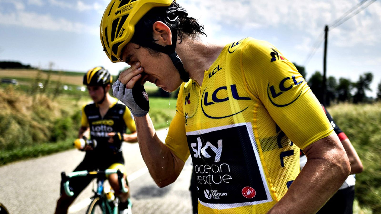 Una protesta de granjeros ha provocado un breve parón en la 16¬  etapa del Tour de Francia, obligando a la policía a usar gases  lacrimógenos para disuadir la manifestación, y permitir así continuar  el avance del pelotón en su camino desde Carcasson