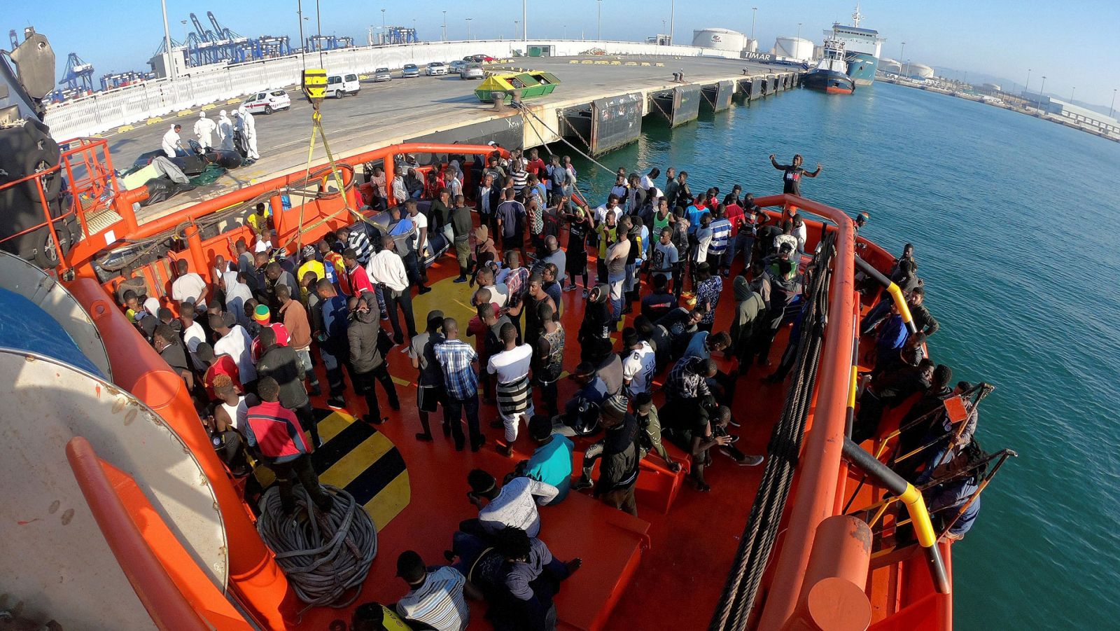 Más de 200 migrantes rescatados en el mar pasan la noche atracados en Algeciras al no haber sitio en los centros de acogida