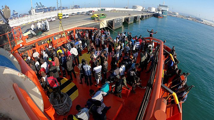 Telediario 1 - Más de 200 migrantes rescatados en el mar pasan la noche atracados en Algeciras al no haber sitio en los centros de acogida