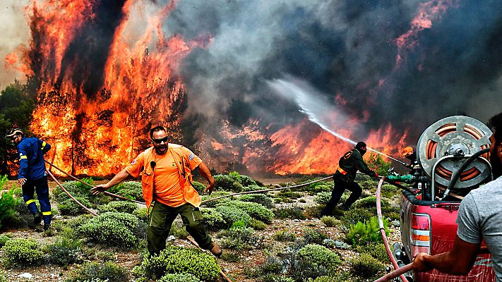 Telediario 1 - El fuego arrasa la costa de Atica, dejando decenas de muertos y cientos de casas y coches calcinados