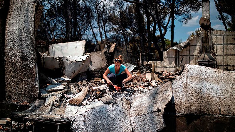 Grecia trata de recuperar la normalidad tras el devastador incendio de Atica