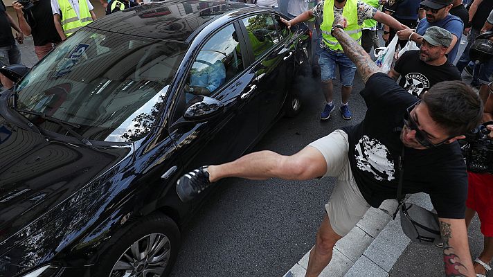 Telediario 1 - Uber y Cabify suspenden su actividad en Barcelona por las agresiones de taxistas