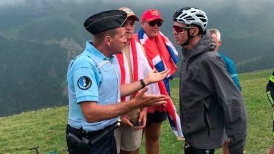 Un gendarme tira a Froome tras confundirle con un aficionado