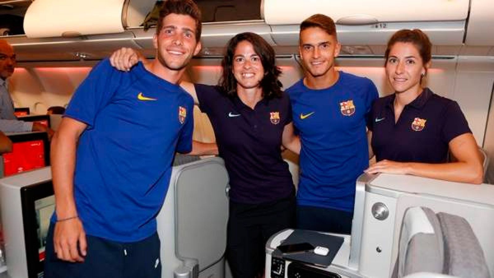 El primer equipo del Barça comparte este año pretemporada con el equipo femenino, es algo inédito, pero hay polémica porque los hombres han viajado en business y las mujeres, en turista. Hoy el club ha dado explicaciones.