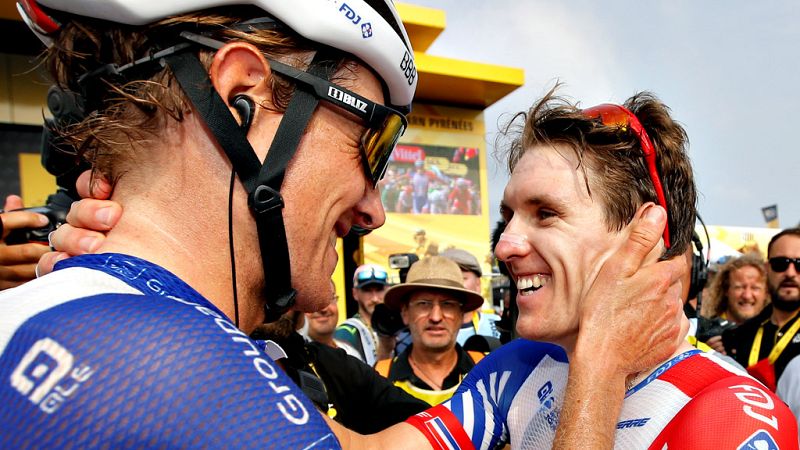 Tour 2018 | Explosión de alegría en el bus del Groupama-FDJ con la victoria de Demare