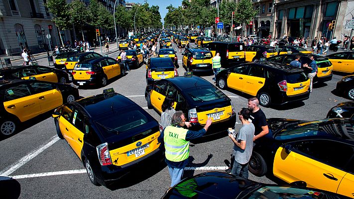 La tarde en 24h - Cientos de taxis bloquean el centro de Barcelona en protesta contra Uber y Cabify