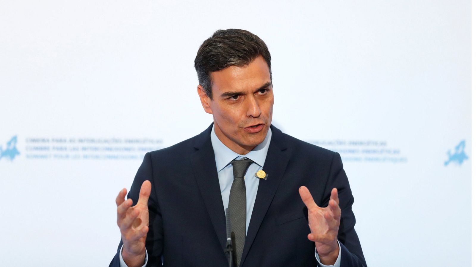 Sánchez acusa a la oposición de intentar "desgastarle" y considera un "error" su actitud