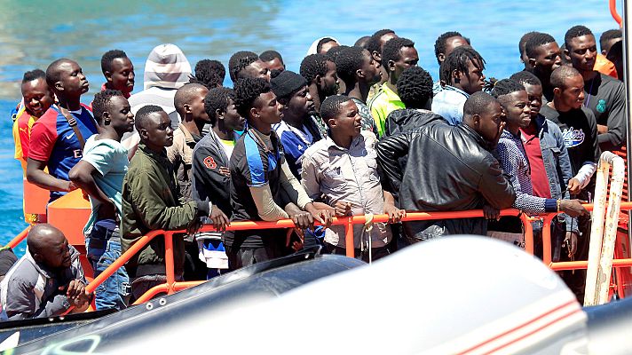 Telediario 1 - El centro operativo de Salvamento Marítimo de Tarifa coordina el auxilio de las unidades que operan en la costa de Cádiz