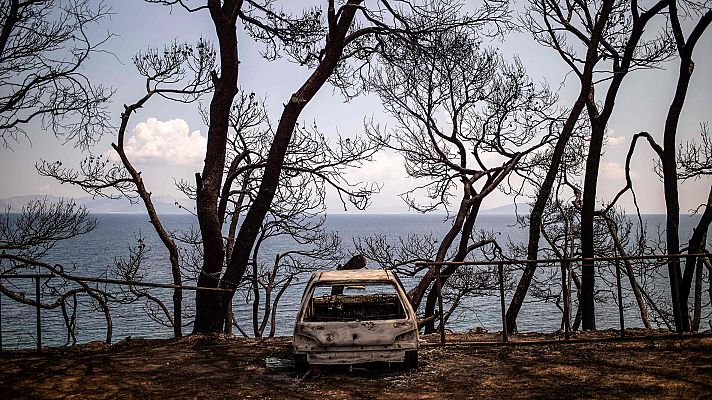 Telediario 1 - Una iglesia ortodoxa del norte de Atenas despide a su párroco, una de las 88 víctimas del incendio
