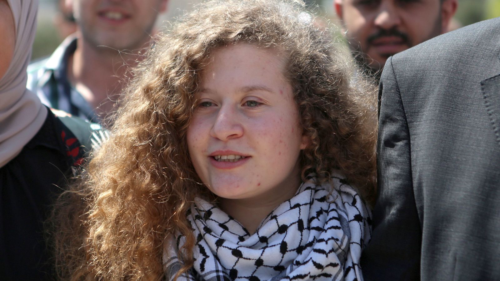 La adolescente palestina Ahed Tamimi sale de prisión tras su condena por abofetear a un soldado israelí