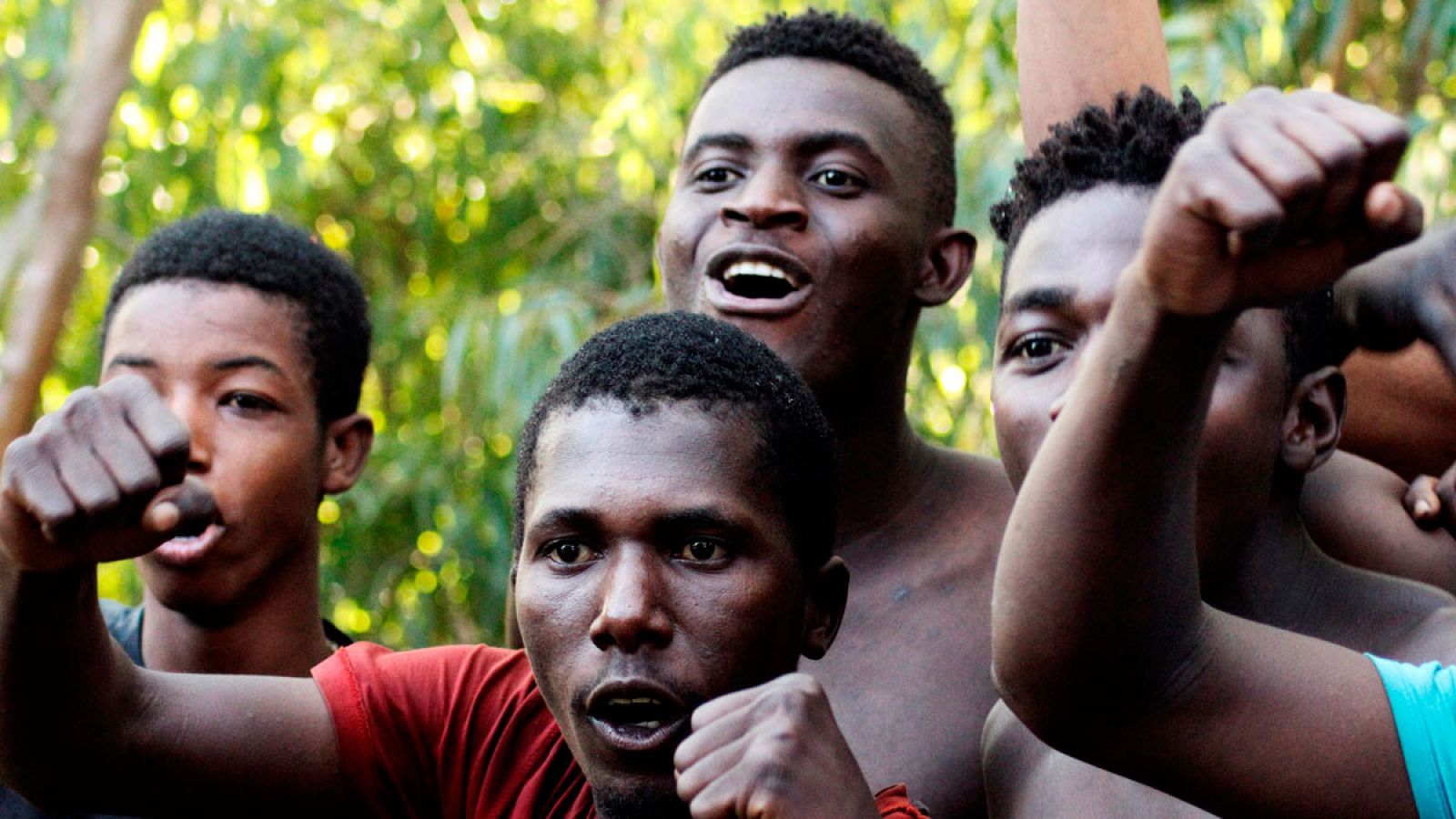 Los inmigrantes de la valla de Ceuta esperan el momento de ser trasladados a la península | Ver