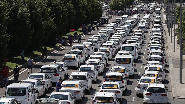 Informativo 24h - Los taxistas cortan la Castellana de Madrid