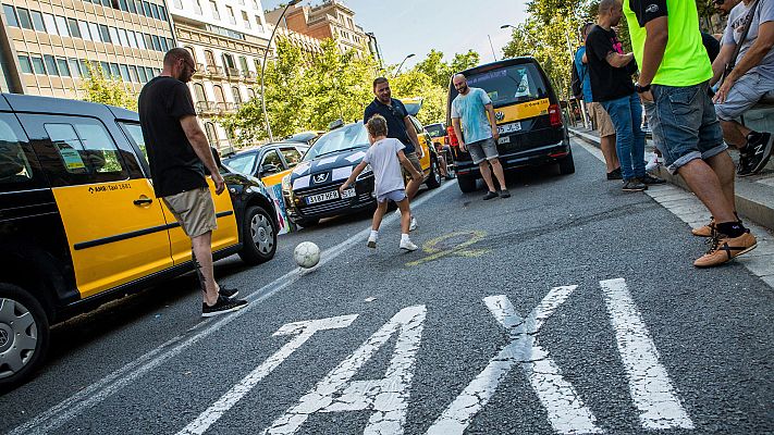 Telediario 1 - Los taxistas ven "insuficiente" para levantar la huelga la propuesta de Fomento, que les pide tiempo