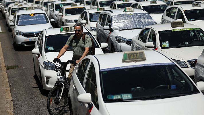 Informativo 24h - Los taxistas mantienen la huelga al considerar "insuficientes" las medidas que les ofrece Fomento