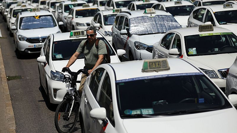 Los taxistas mantienen la huelga al considerar "insuficientes" las medidas que les ofrece Fomento