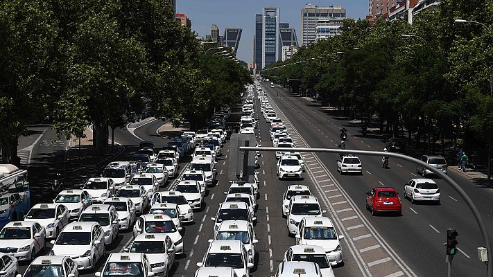 Telediario 1 - Los taxistas mantienen la huelga al considerar "insuficientes" las medidas que les ofrece Fomento