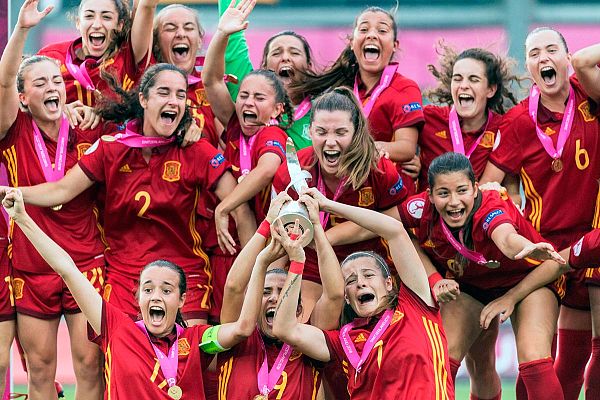 Telediario 1 - España se corona 'reina de Europa' sub'19 ante Alemania