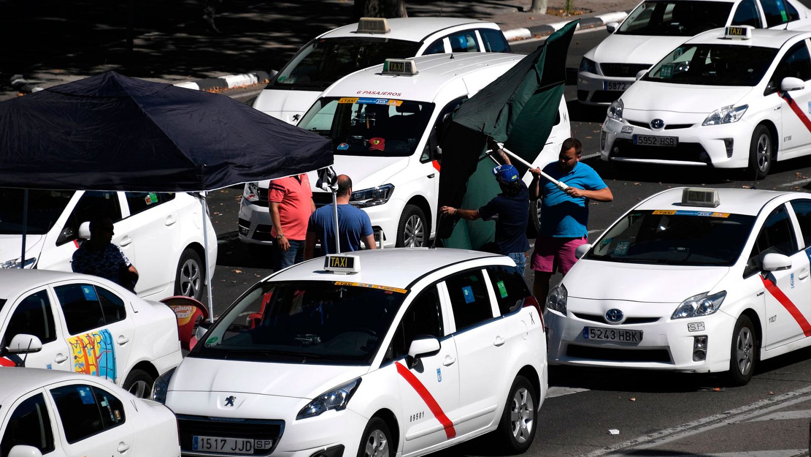 El sector de los vehículos con licencia VTC piden a Fomento que "no ceda al chantaje" de los taxistas