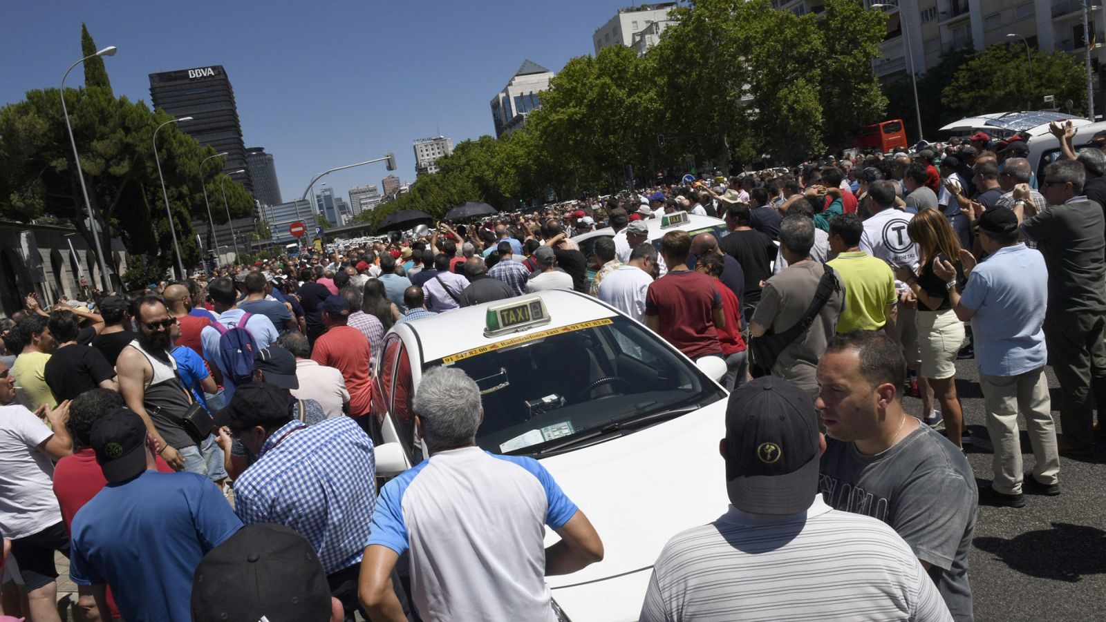 Fomento ofrece al sector de las VTC participar en el diálogo con los taxistas, que mantienen la huelga