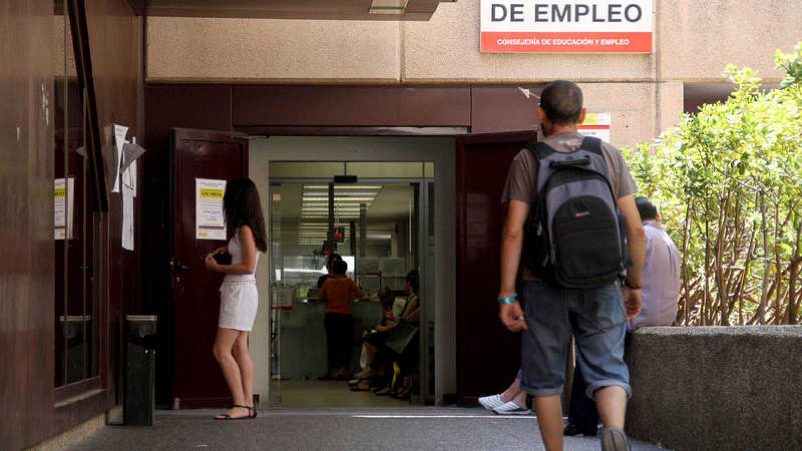 El paro baja en julio en 27.000 personas, la cifra más baja desde diciembre de 2008