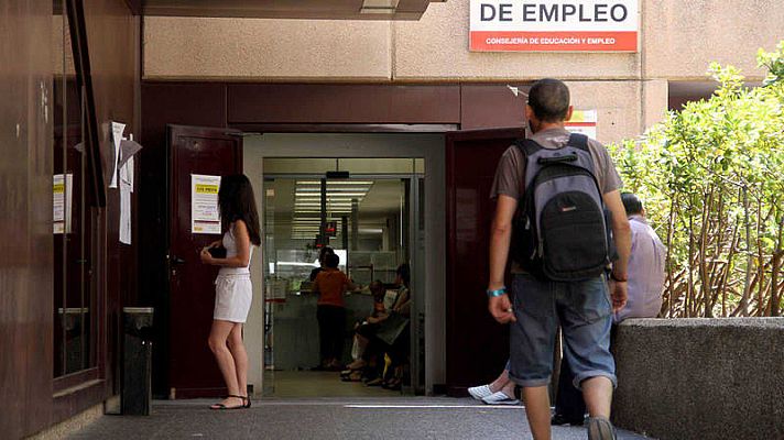 Telediario 1 - El paro baja en julio en 27.000 personas
