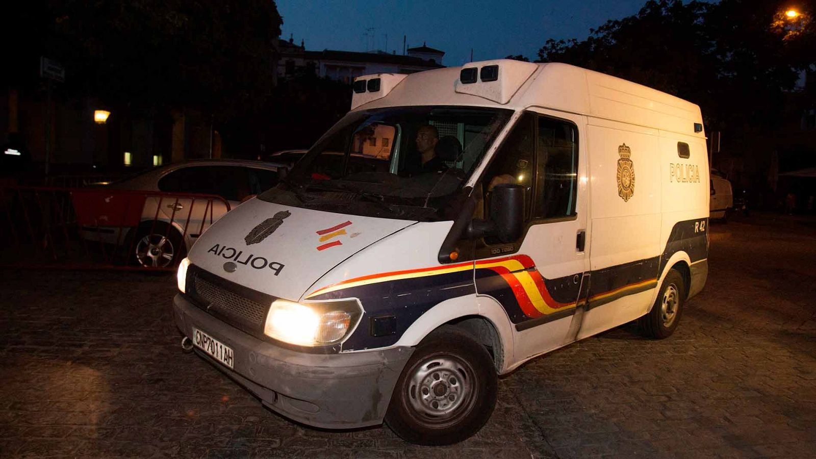 El titular del juzgado número 16 de Sevilla, Juan Gutiérrez Casillas, ha decretado prisión provisional sin fianza para Ángel Boza, miembro de 'La Manada' detenido el pasado miércoles tras intentar, supuestamente, robar unas gafas de sol en un centro