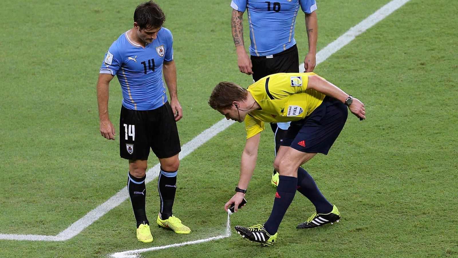 Un juez da la razón a los inventores del spray arbitral contra la FIFA | Ver
