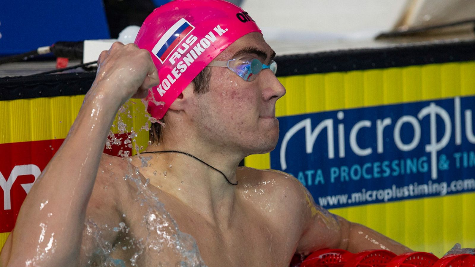 Kliment Kolesnikov  bate el récord del mundo en los 50 metros espalda | Ver