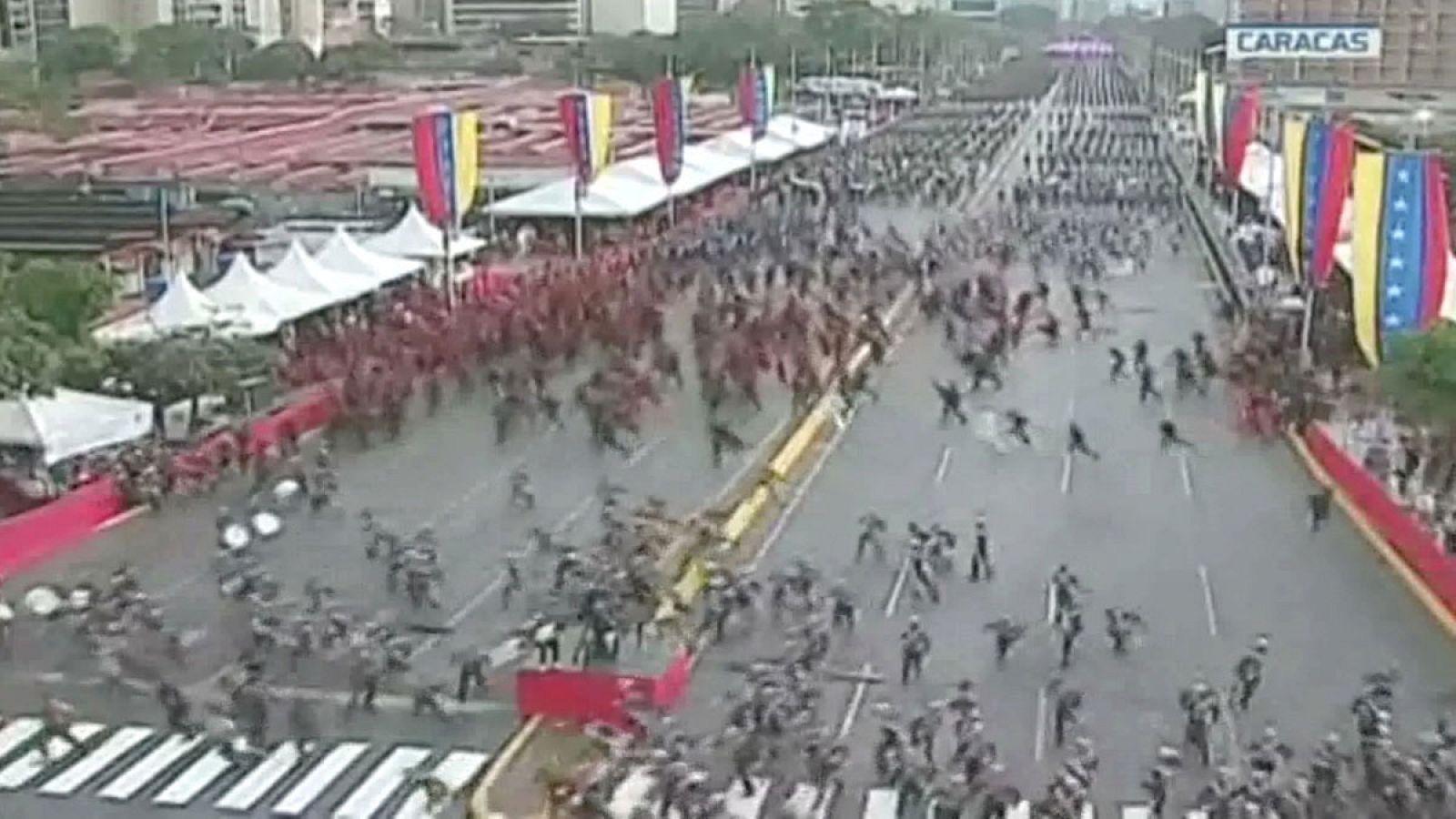 Una explosión interrumpe el discurso del presidente venezolano durante un acto y deja siete heridos. | Ver