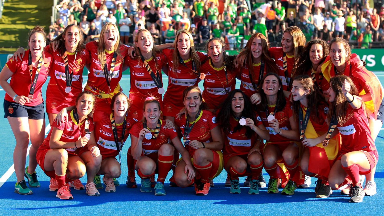 Las 'red sticks' presumen de bronce mundialista ya en España | Ver