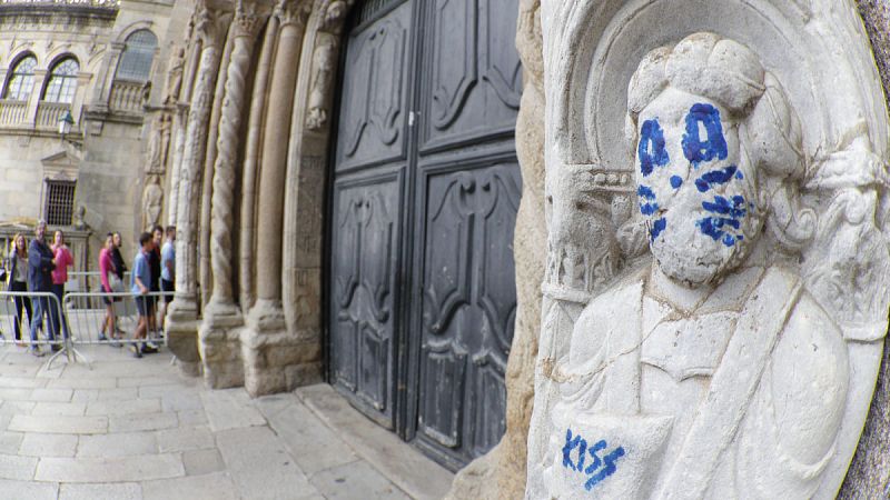 Una escultura de la Catedral de Santiago aparece con una pintada de unos bigotes