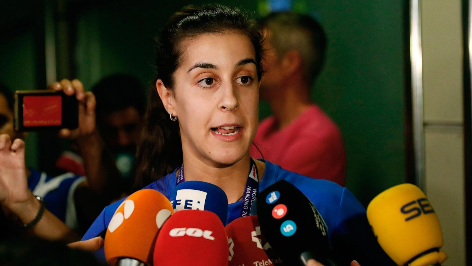 Carolina Marín luce triple corona mundial en casa - Informativo 24h | Ver