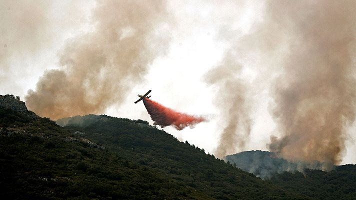Telediario 1 - Más de 600 militares, bomberos y agentes forestales participan en las tareas de extinción del incendio de Llutxent (Valencia)