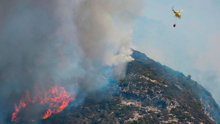 Informativo 24h - El incendio de Llutxent ya ha arrasado 2.600 hectáreas y ha afectado a una veintena de casas de Gandía