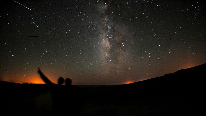 La Luna, que será nueva este sábado, facilitará la observación de las Perseidas en su momento de mayor apogeo, previsto para la noche del 12 al 13 de agosto, según datos del Instituto Geográfico Nacional. [Sigue la lluvia de Perseidas en directo, en
